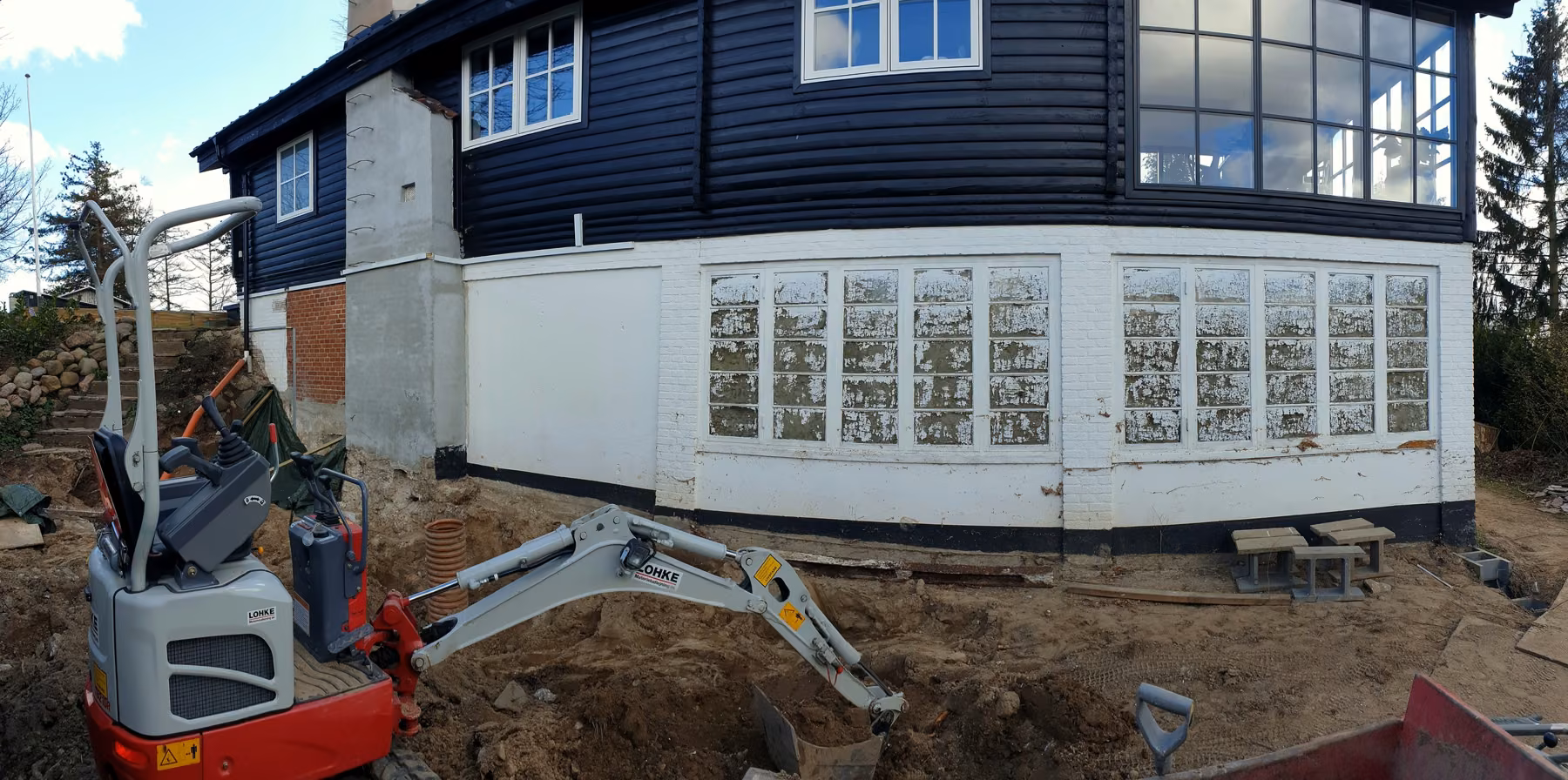 Byggepladsen ved huset med minigraver, før tilbygningen rejses, Bagsværd