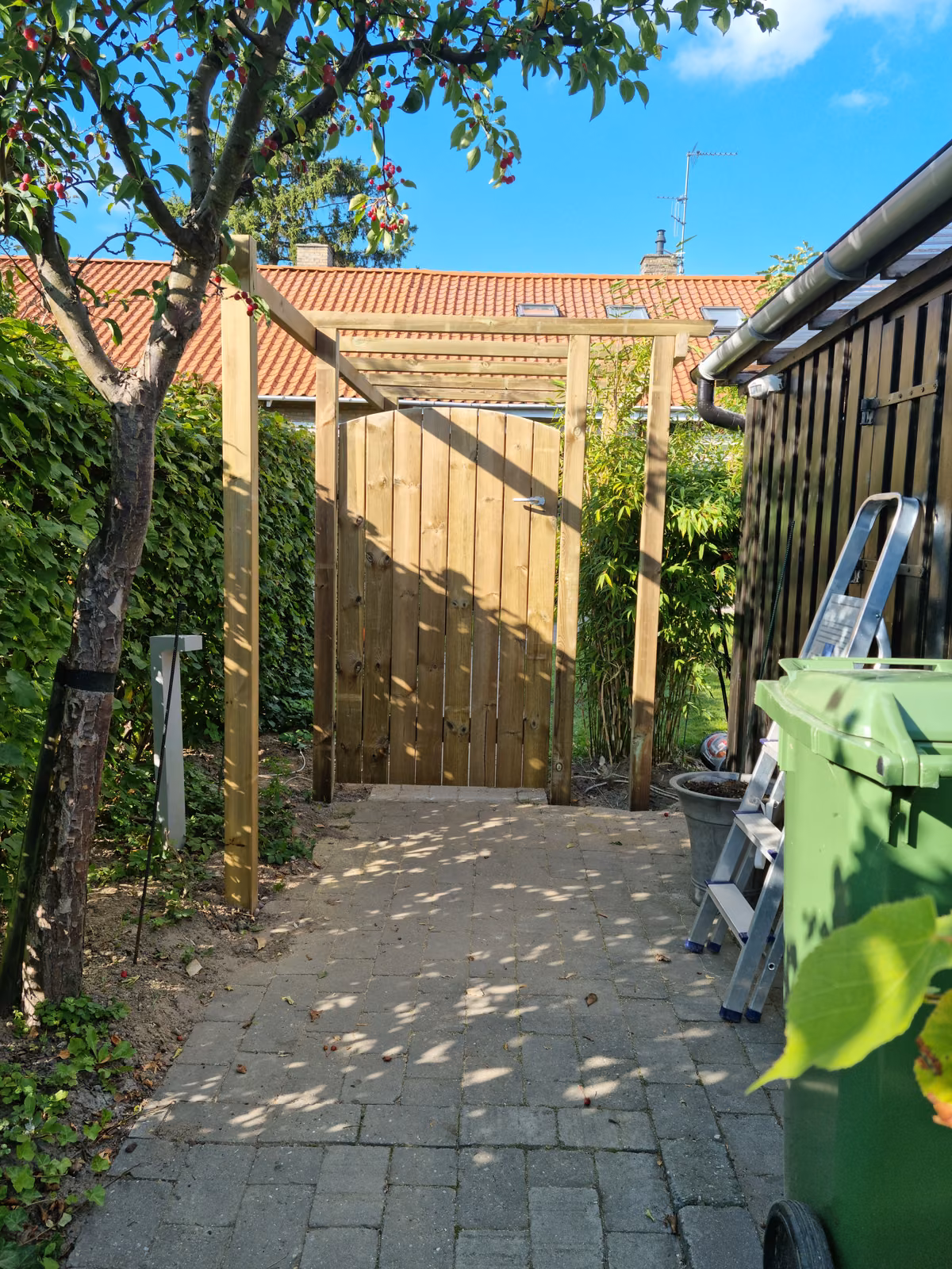 Låge og espalier i træ over indgangen, Bagsværd